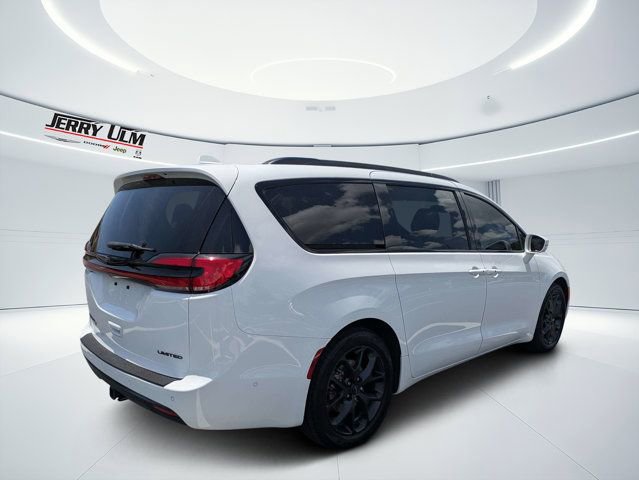 Used 2022 Chrysler Pacifica Limited w/ Uconnect Theater Family Group FWD image 3