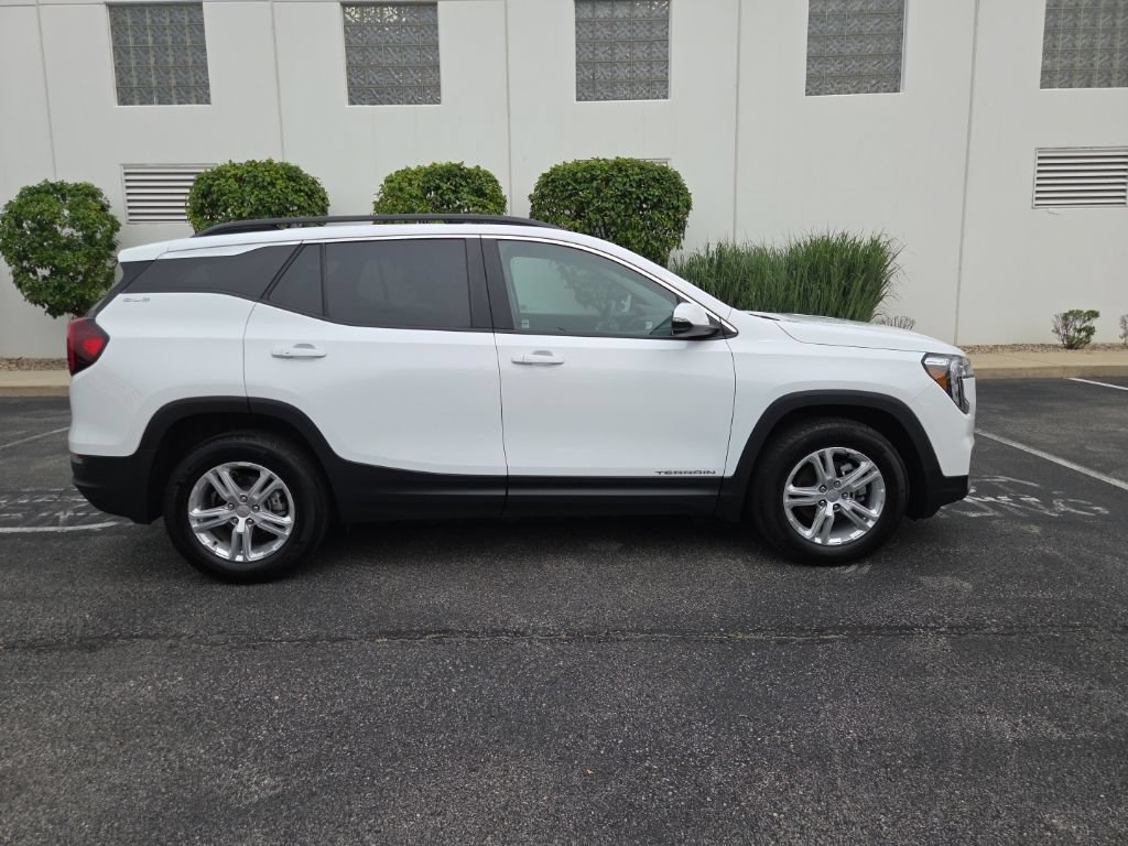Used 2024 GMC Terrain SLE w/ Driver Convenience Package FWD image 9