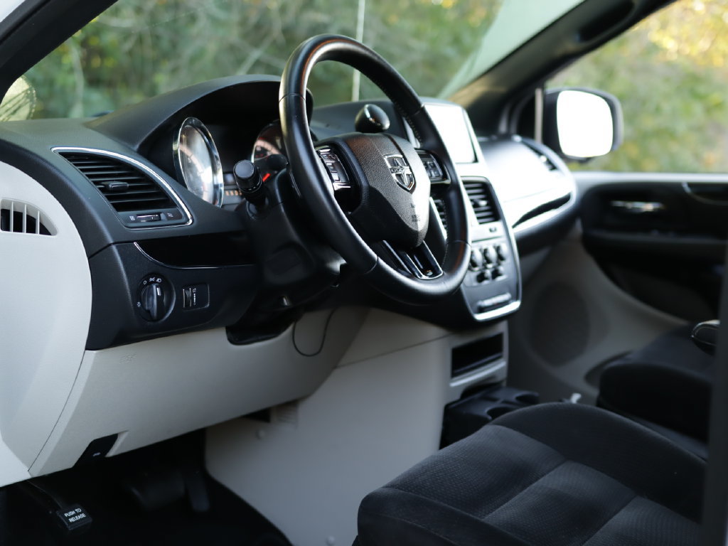 Used 2016 Dodge Grand Caravan SE FWD image 9