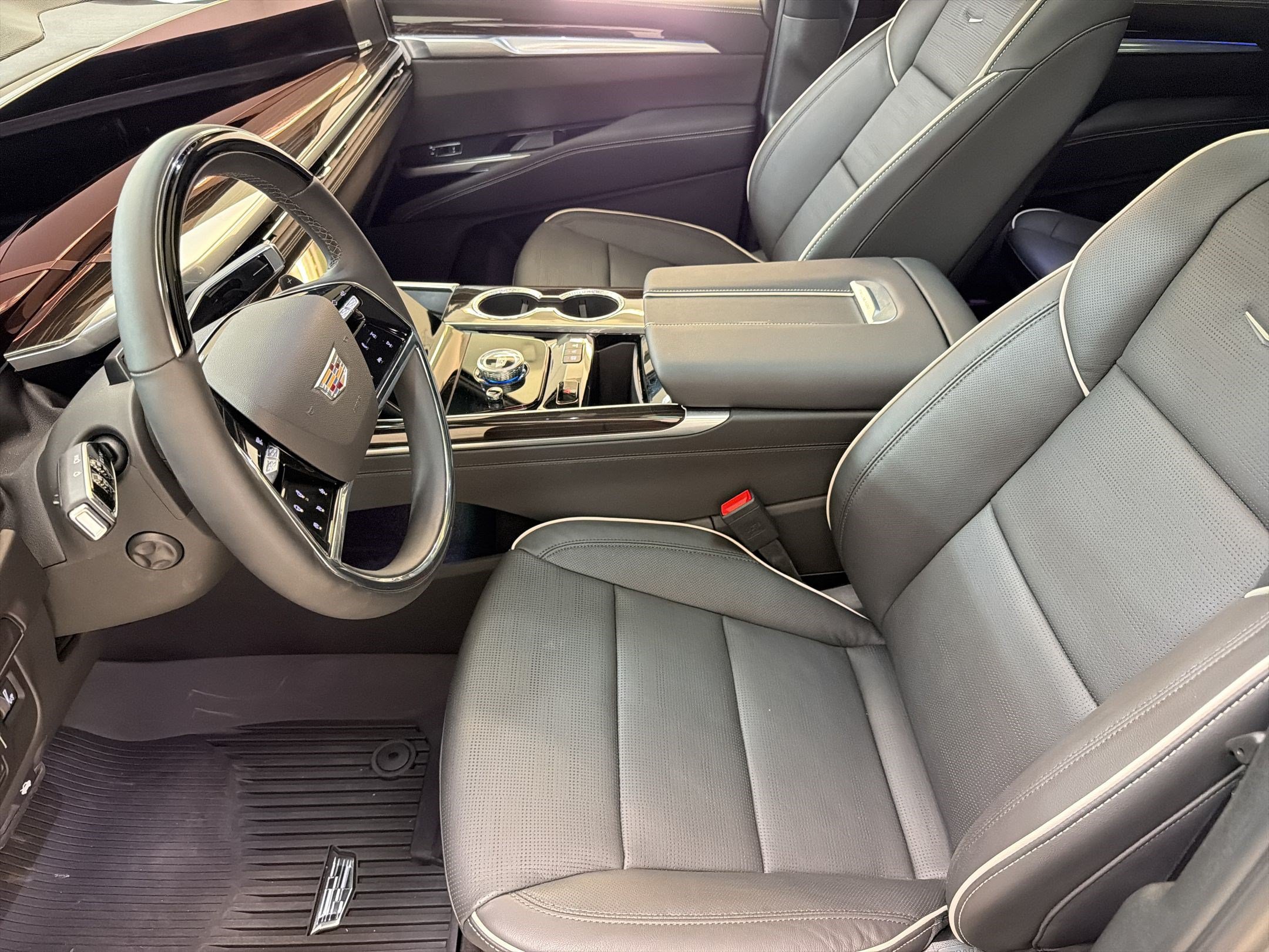 Certified 2026 Cadillac Escalade Luxury w/ LPO, Floor Liner Package AWD/4WD image 5