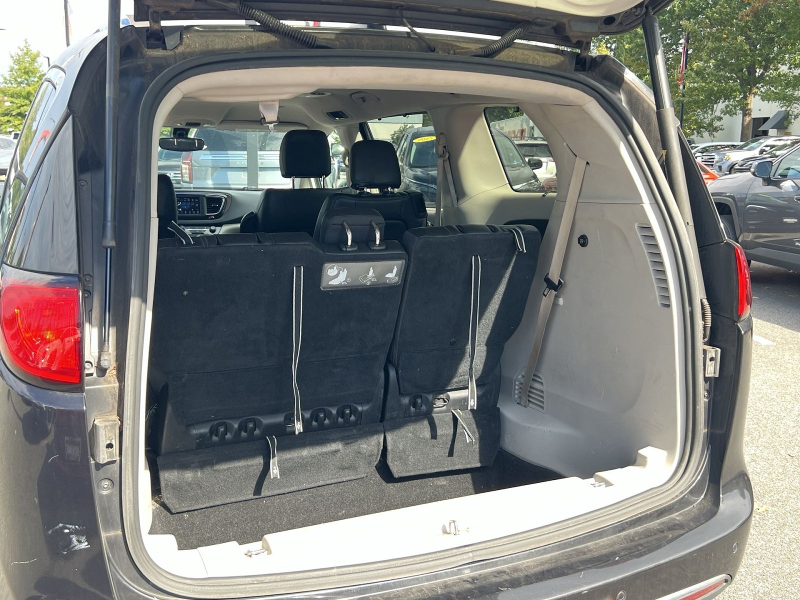 Used 2018 Chrysler Pacifica Touring-L FWD image 26