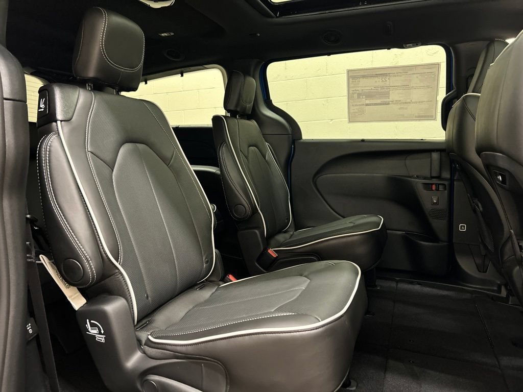 New 2027 Chrysler Pacifica Limited w/ S Appearance Package FWD image 11