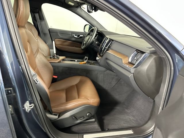 Used 2022 Volvo XC60 B5 Momentum w/ Climate Package image 27
