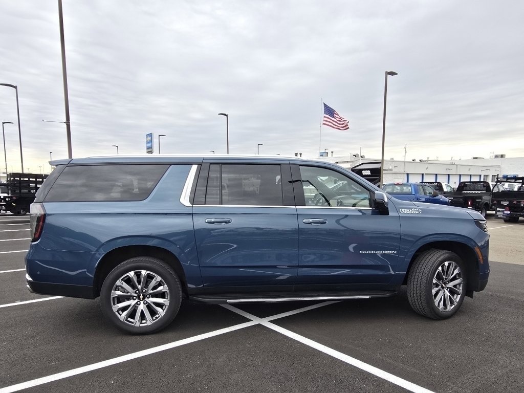 Used 2025 Chevrolet Suburban High Country image 14