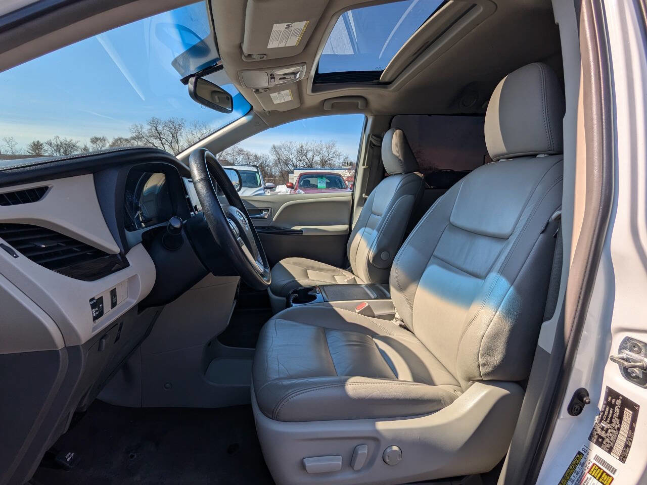 Used 2017 Toyota Sienna XLE image 12