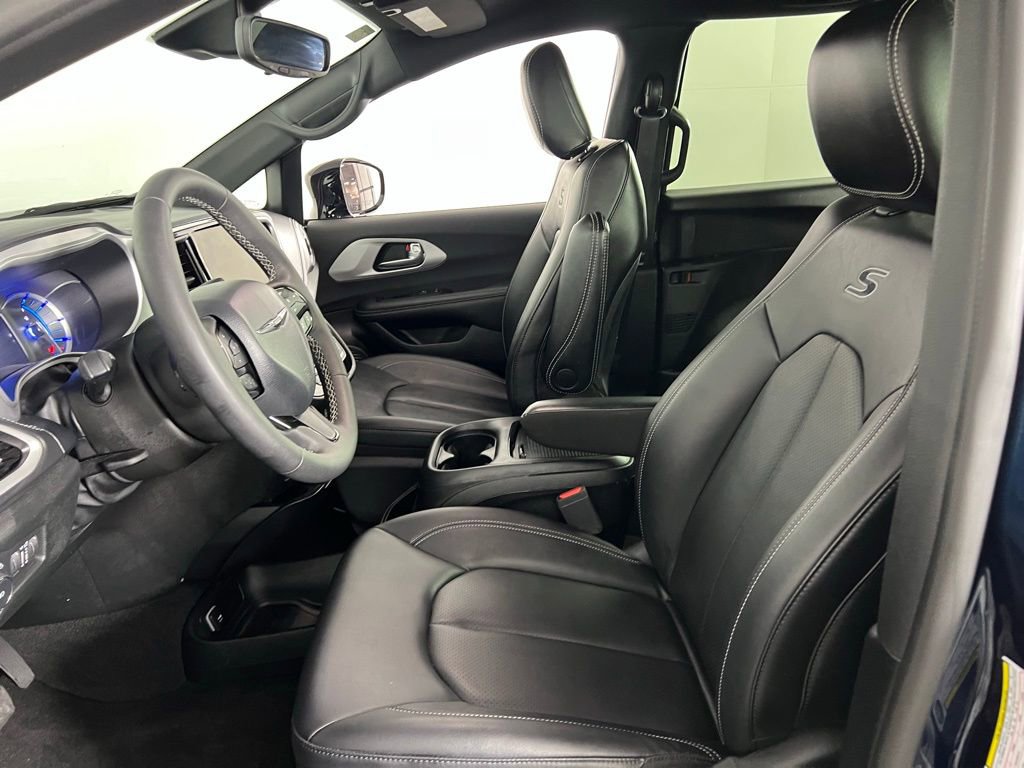 Certified 2024 Chrysler Pacifica Limited image 22