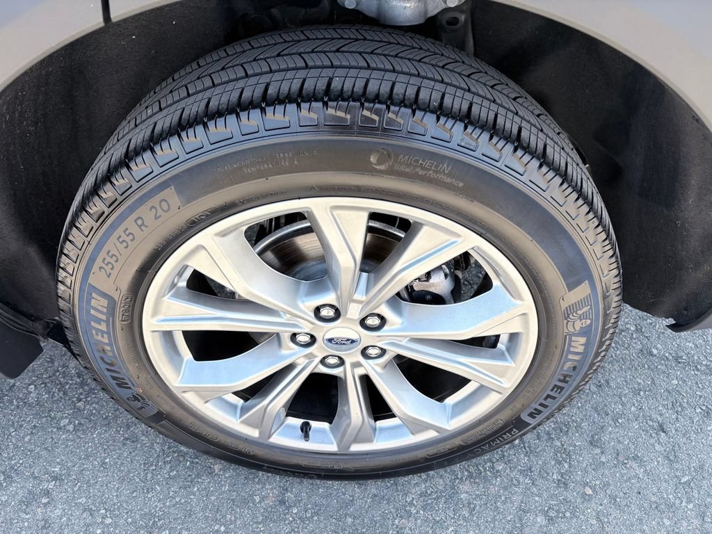 Used 2023 Ford Explorer XLT w/ Equipment Group 202A AWD/4WD image 26