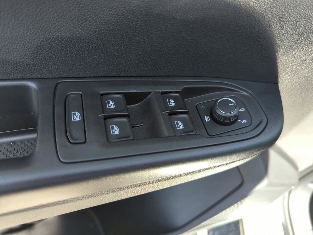 Used 2025 Volkswagen Taos SE w/ Panoramic Sunroof Package FWD image 26