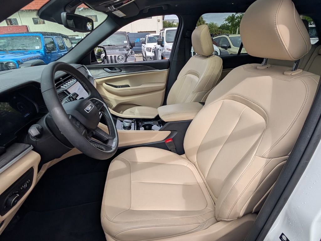 Certified 2023 Jeep Grand Cherokee Limited w/ Trailer Tow Prep Group (B) image 10