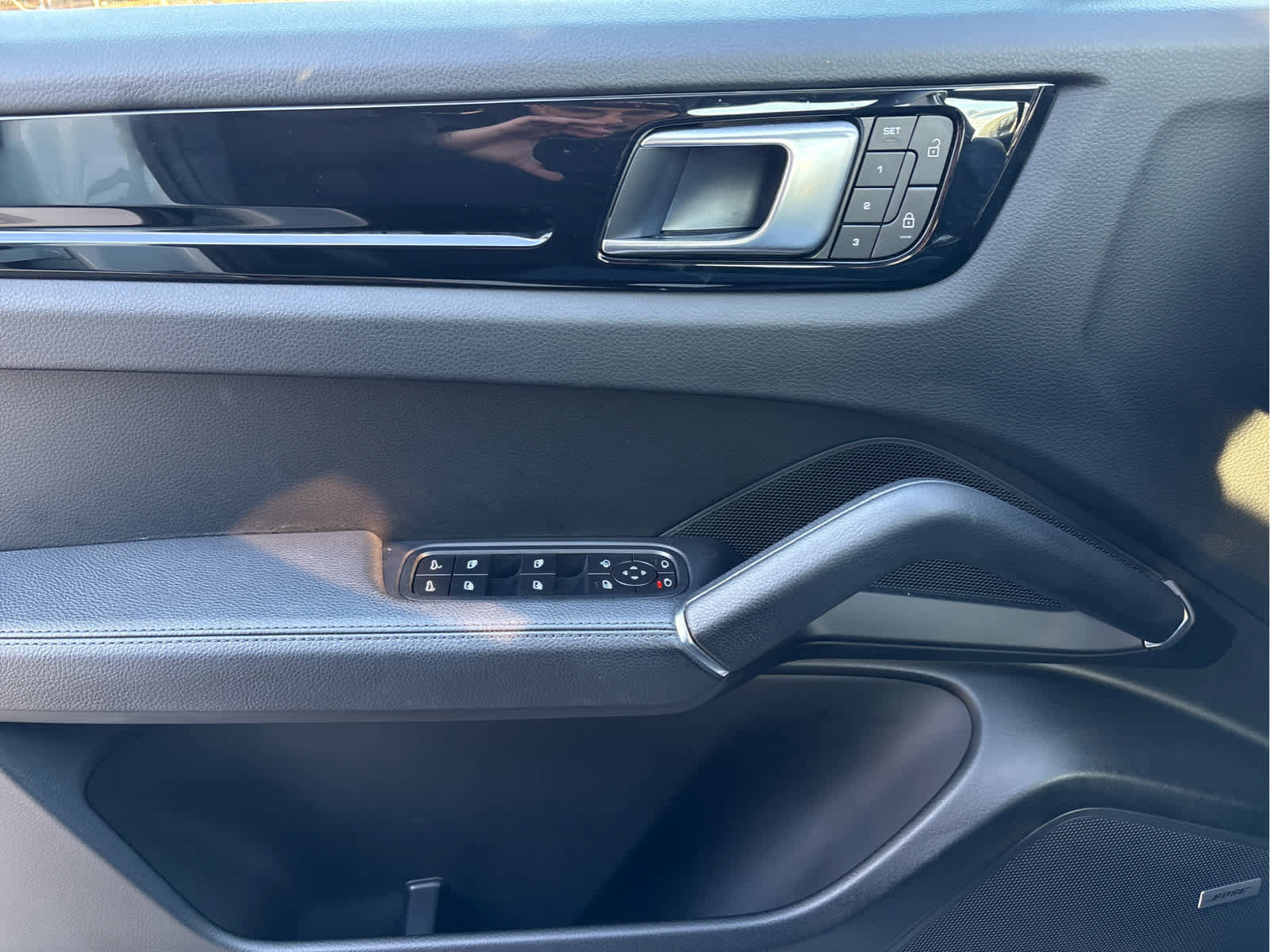 Used 2022 Porsche Cayenne Platinum Edition image 29