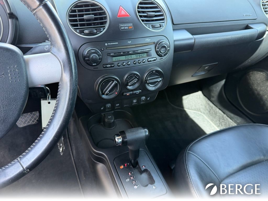 Used 2010 Volkswagen Beetle Final Edition FWD image 25