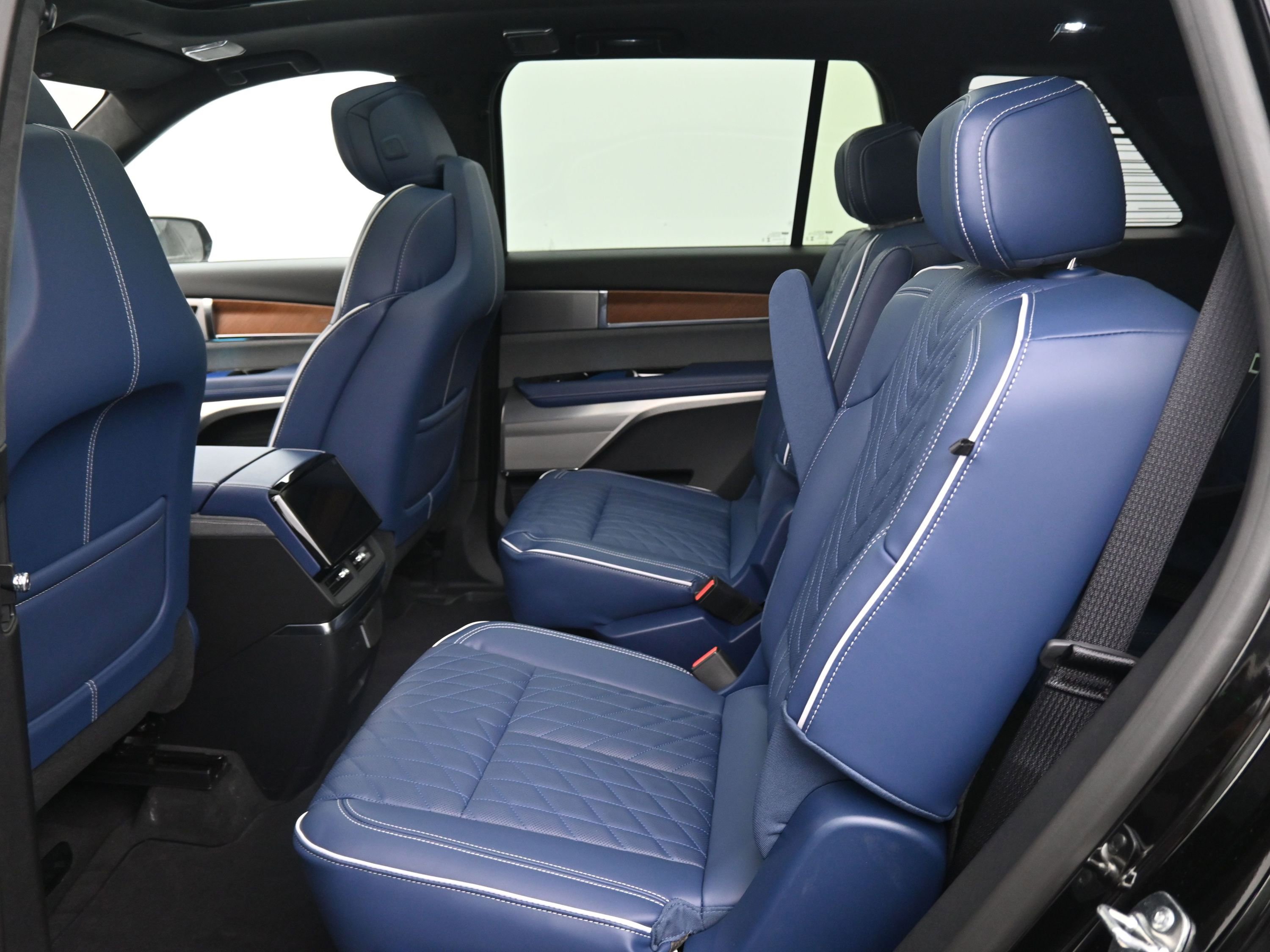 New 2026 Cadillac Vistiq Premium Luxury w/ LPO, Floor Liner Package image 10