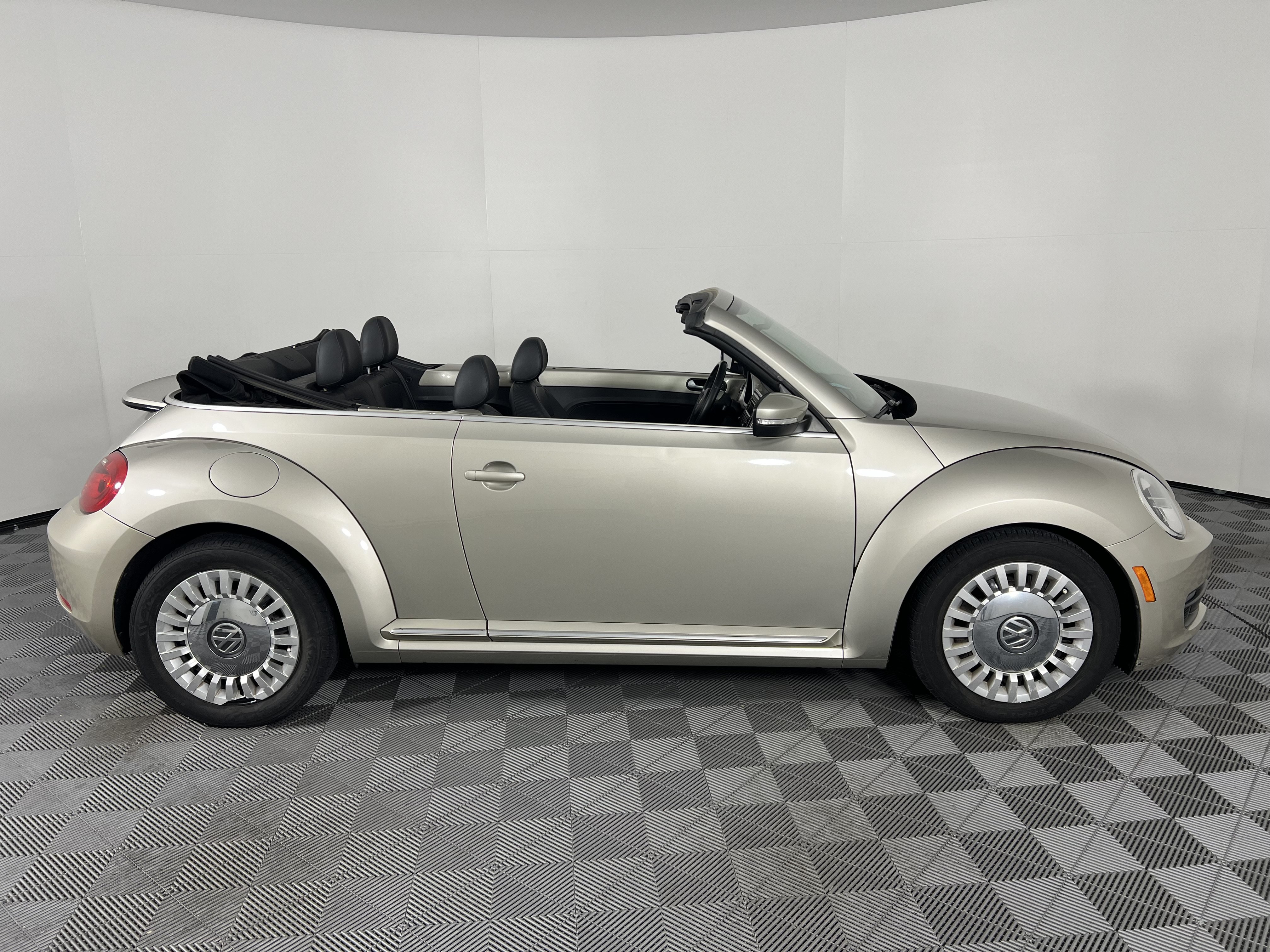 Used 2015 Volkswagen Beetle 1.8T FWD image 21