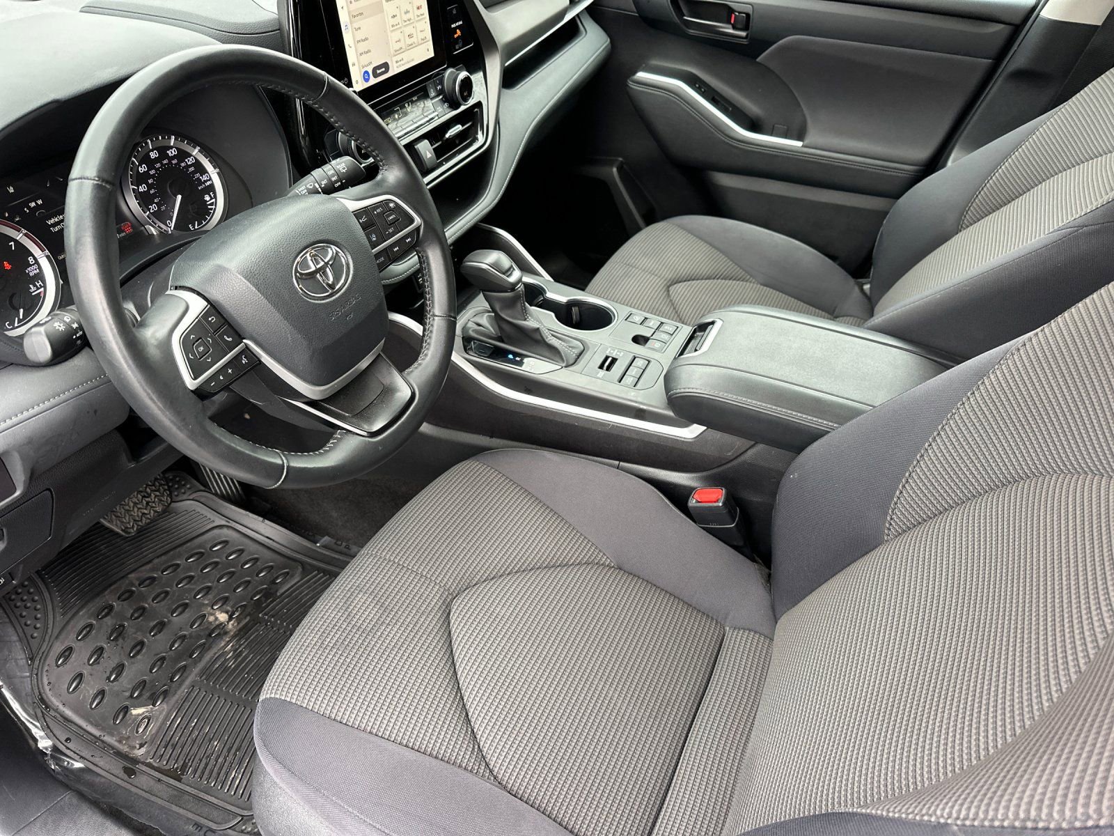 Used 2024 Toyota Highlander LE image 9