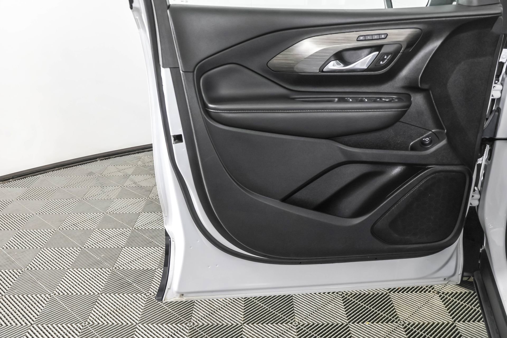 Used 2023 GMC Terrain SLT image 33