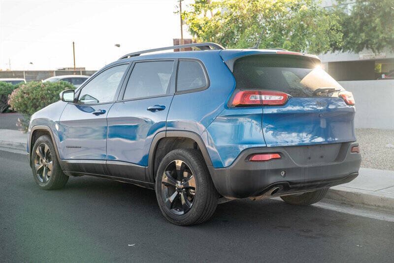 Used 2018 Jeep Cherokee Latitude w/ Altitude Package FWD image 3
