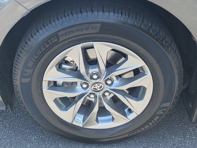 Used 2025 Toyota Sienna XLE FWD image 11