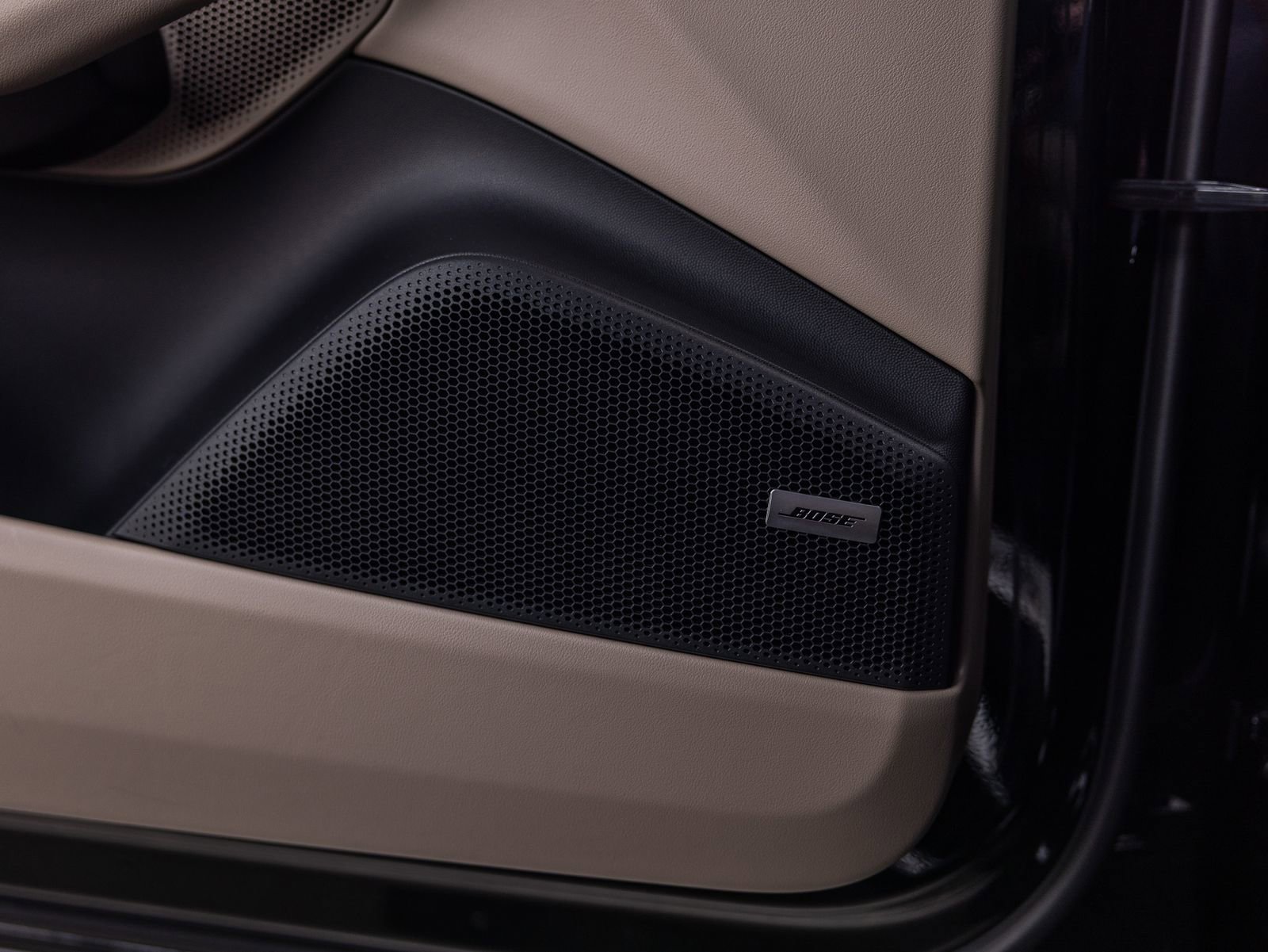 Certified 2025 Porsche Macan Electric image 44