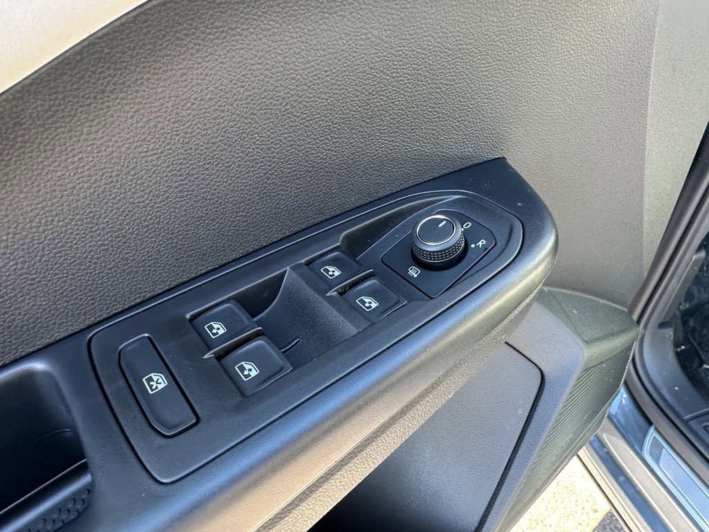 New 2025 Volkswagen Taos SE image 19