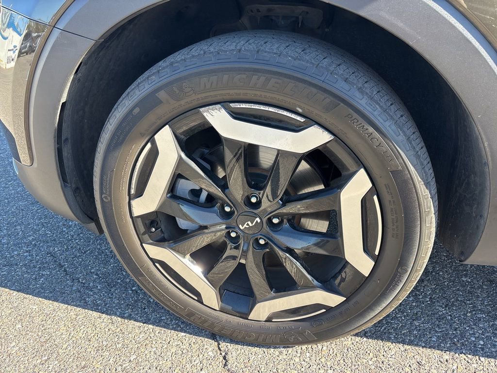 Used 2023 Kia Telluride EX w/ EX Captain's Chair Package image 7