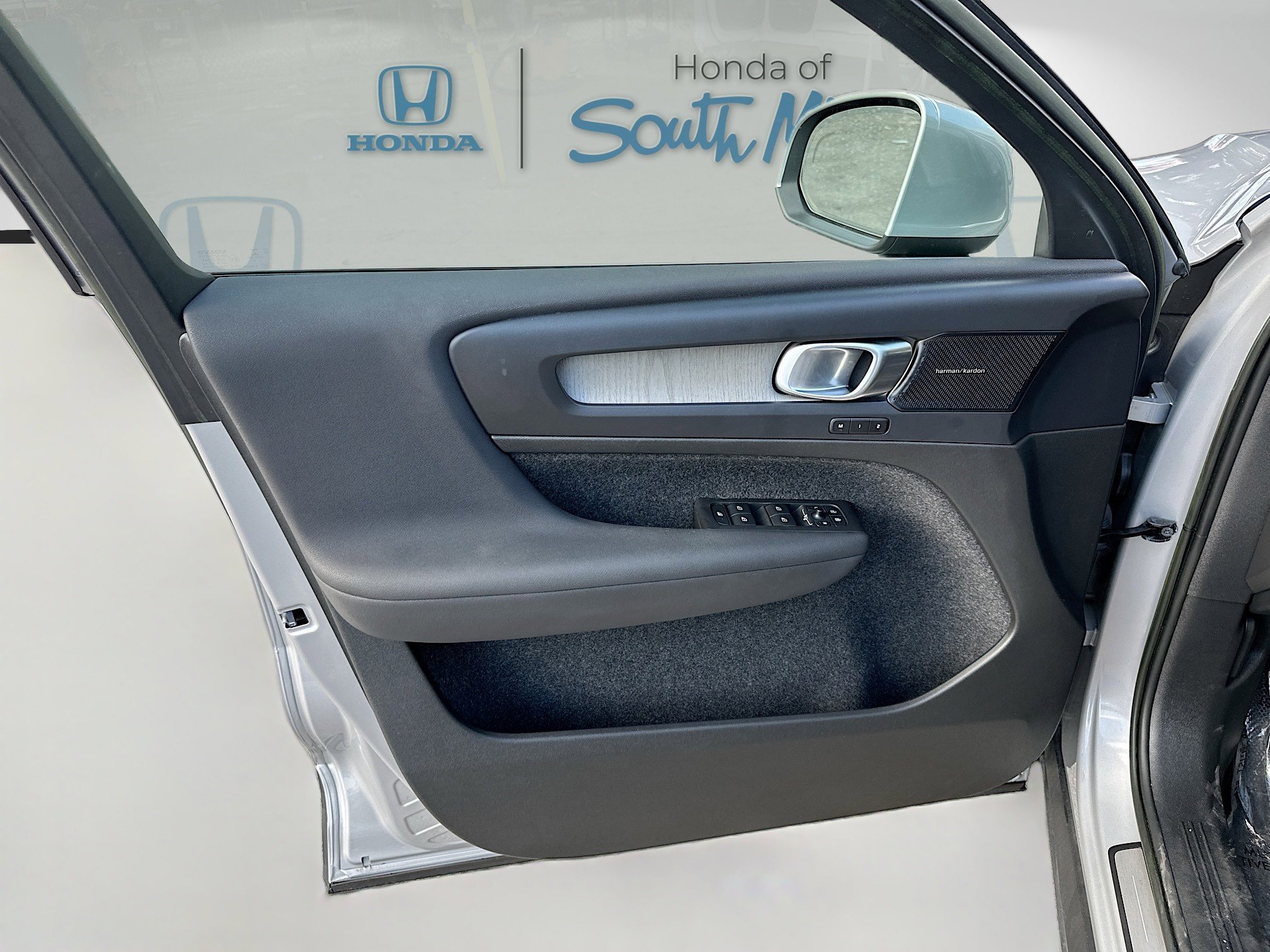 Used 2023 Volvo XC40 B5 Ultimate w/ Protection Package Premier image 20