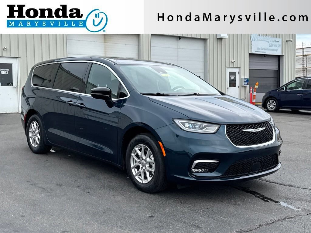 Used 2025 Chrysler Pacifica Select