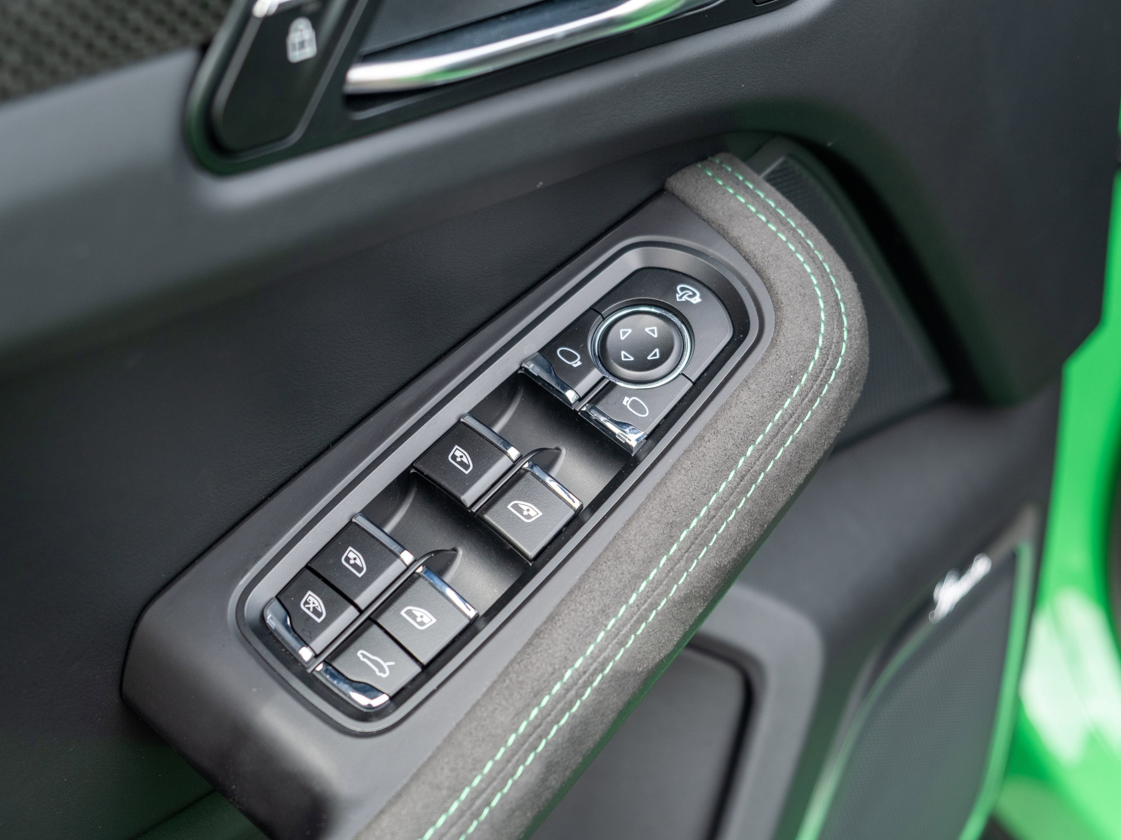 Certified 2025 Porsche Macan GTS image 17