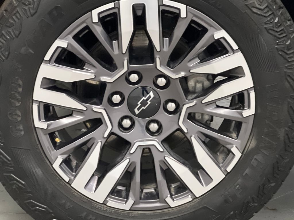 Used 2025 Chevrolet Suburban Z71 image 69