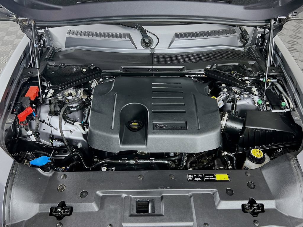 Used 2024 Land Rover Defender 130 X-Dynamic SE image 32