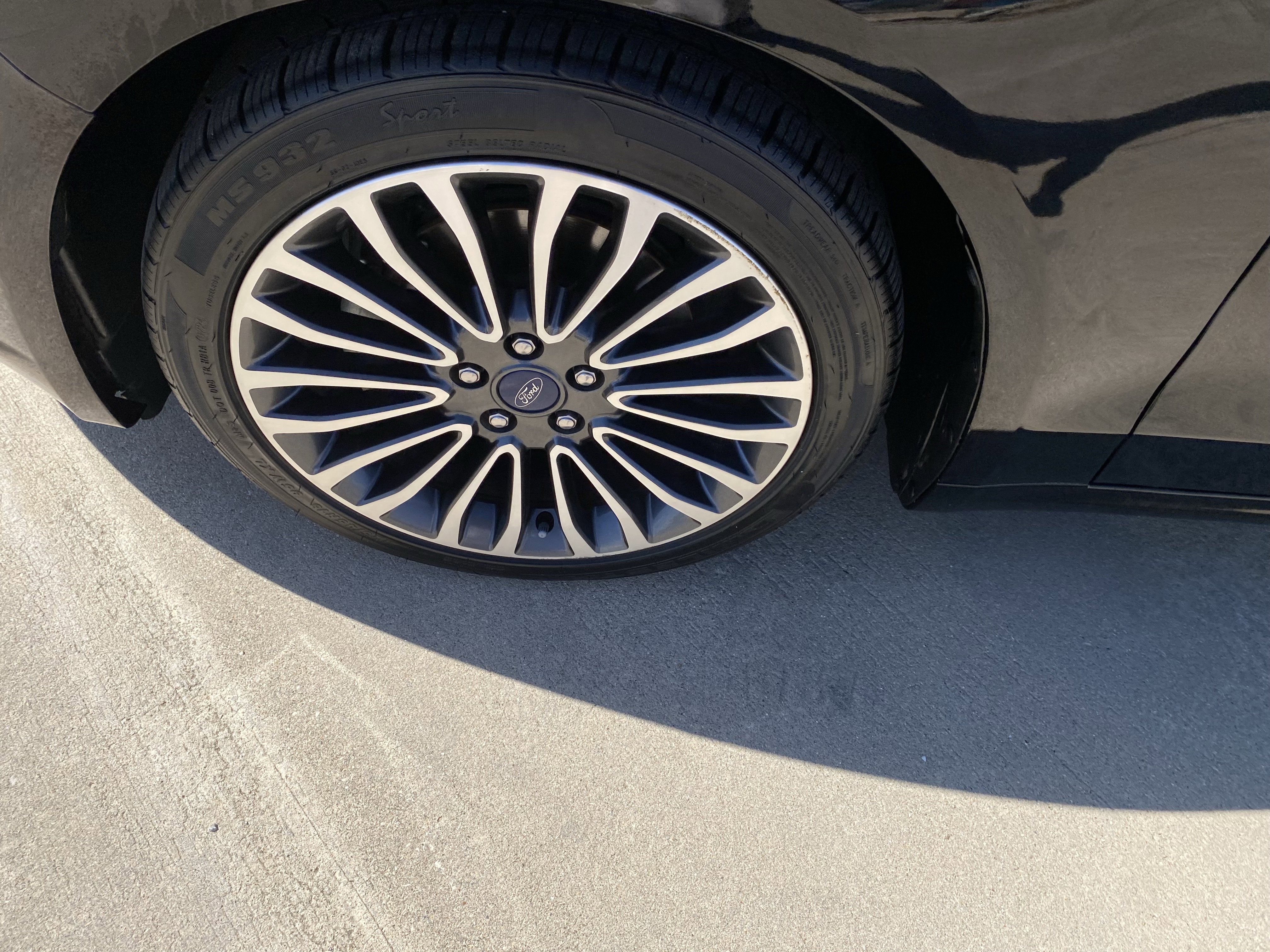 Used 2017 Ford Fusion SE w/ Fusion SE Technology Package image 2