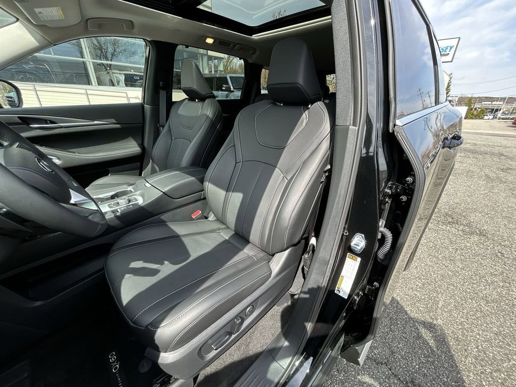Certified 2026 INFINITI QX60 Luxe w/ Cargo Package AWD/4WD image 15