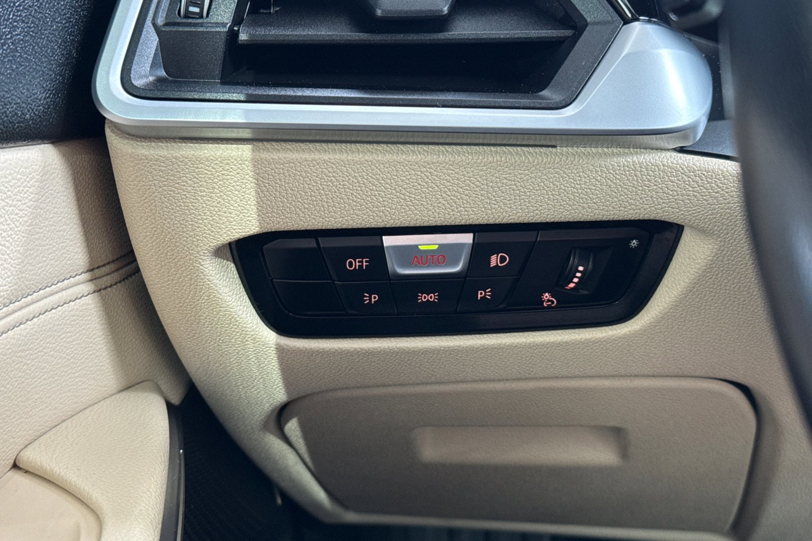 Used 2019 BMW 330i Sedan w/ Driving Assistance Package image 36