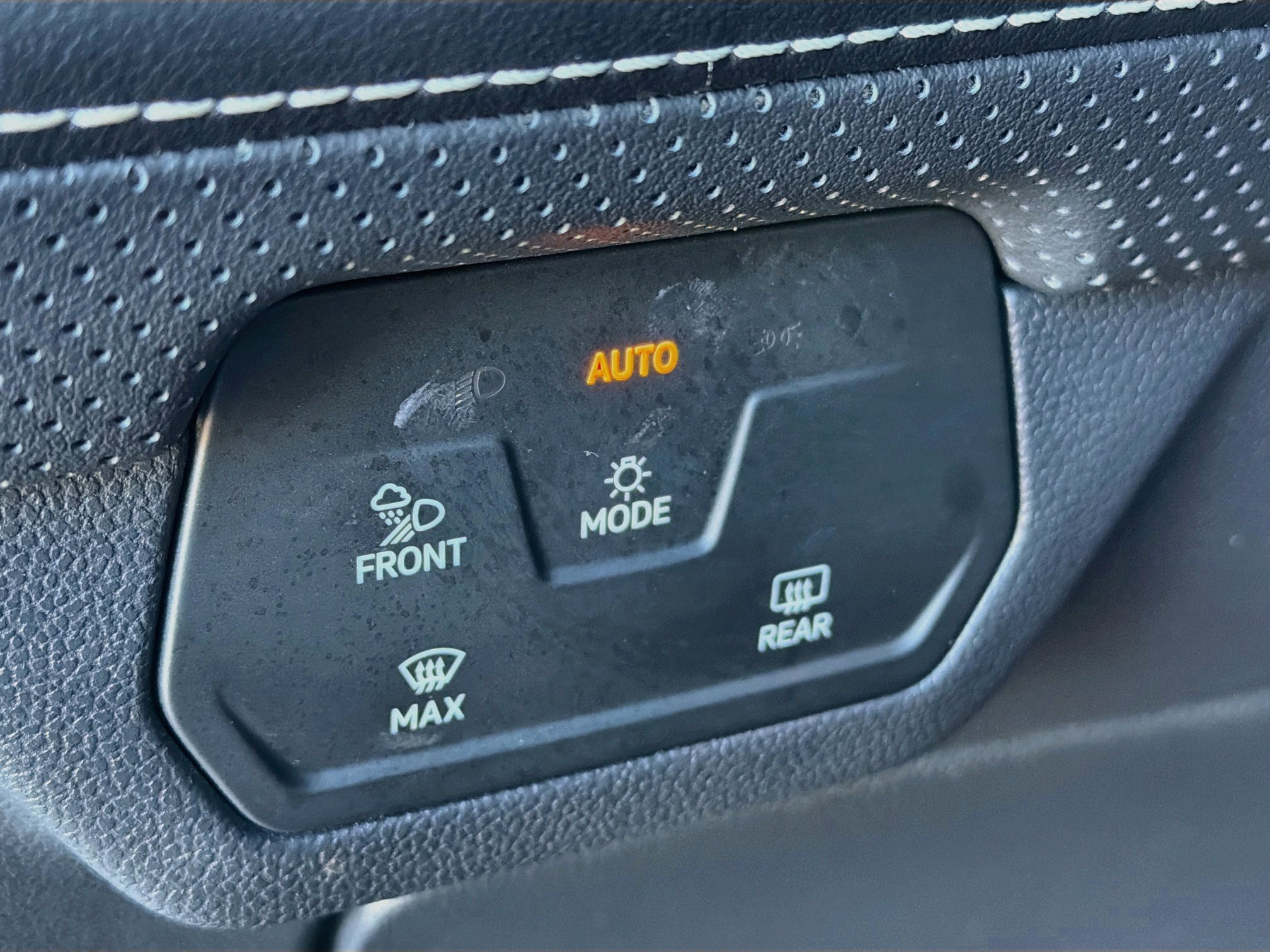 Used 2025 Volkswagen Atlas SE AWD/4WD image 16