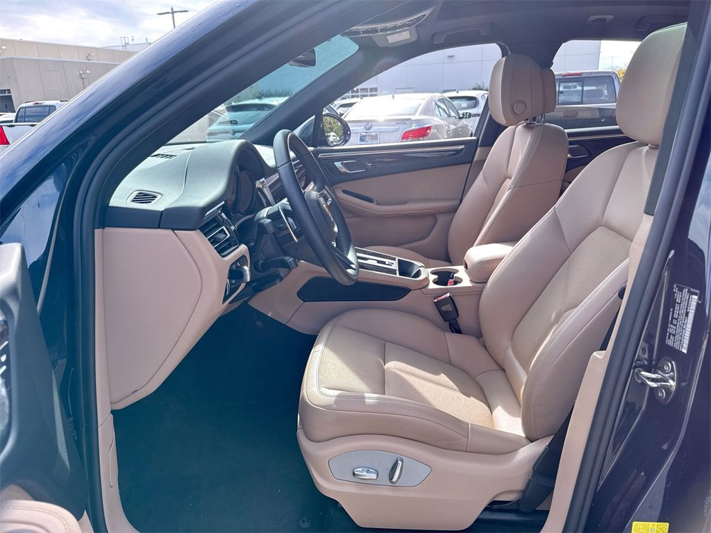 Used 2022 Porsche Macan Base image 12