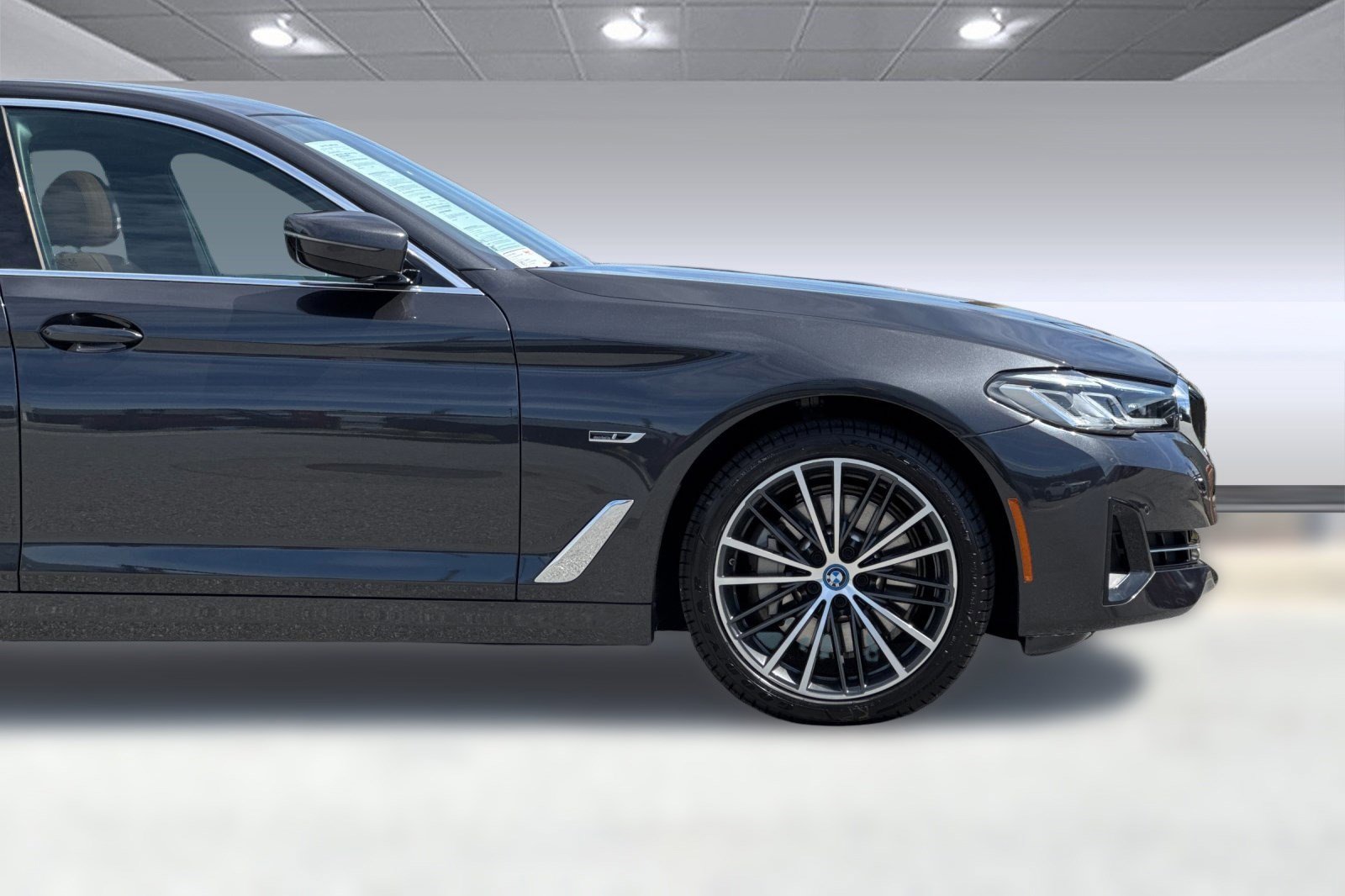 Used 2023 BMW 530e w/ Convenience Package image 34