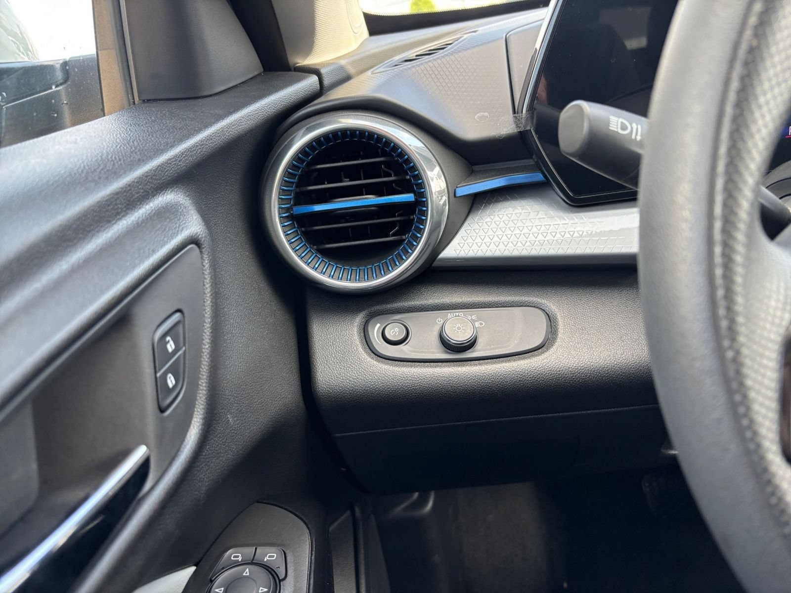 Used 2025 Chevrolet Trax LT FWD image 33
