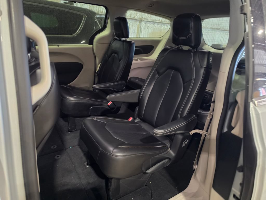 Used 2023 Chrysler Pacifica Touring-L FWD image 7