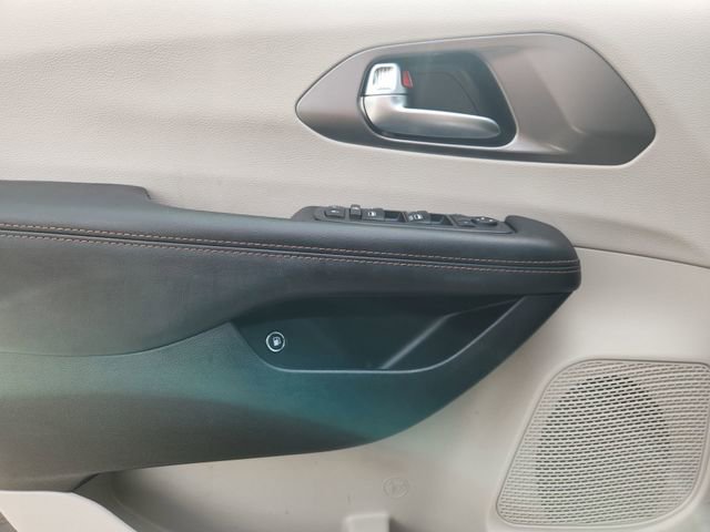Used 2020 Chrysler Pacifica Touring-L w/ Premium Audio Group image 21