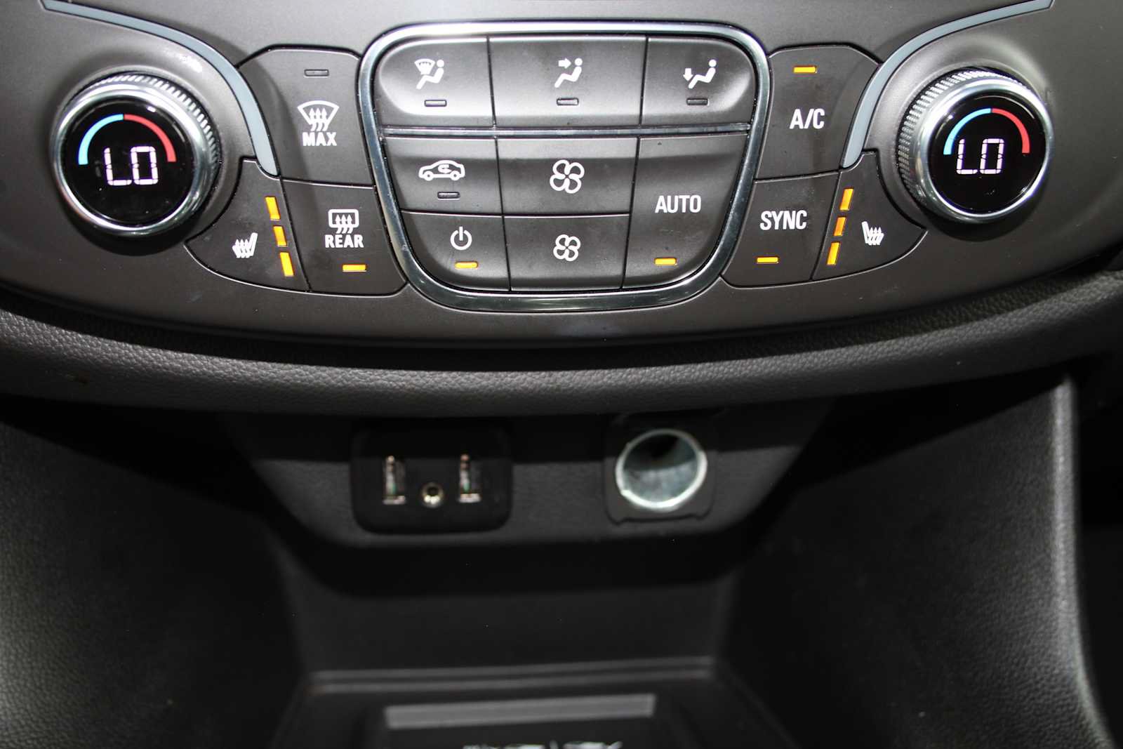 Used 2023 Chevrolet Traverse LT FWD image 41