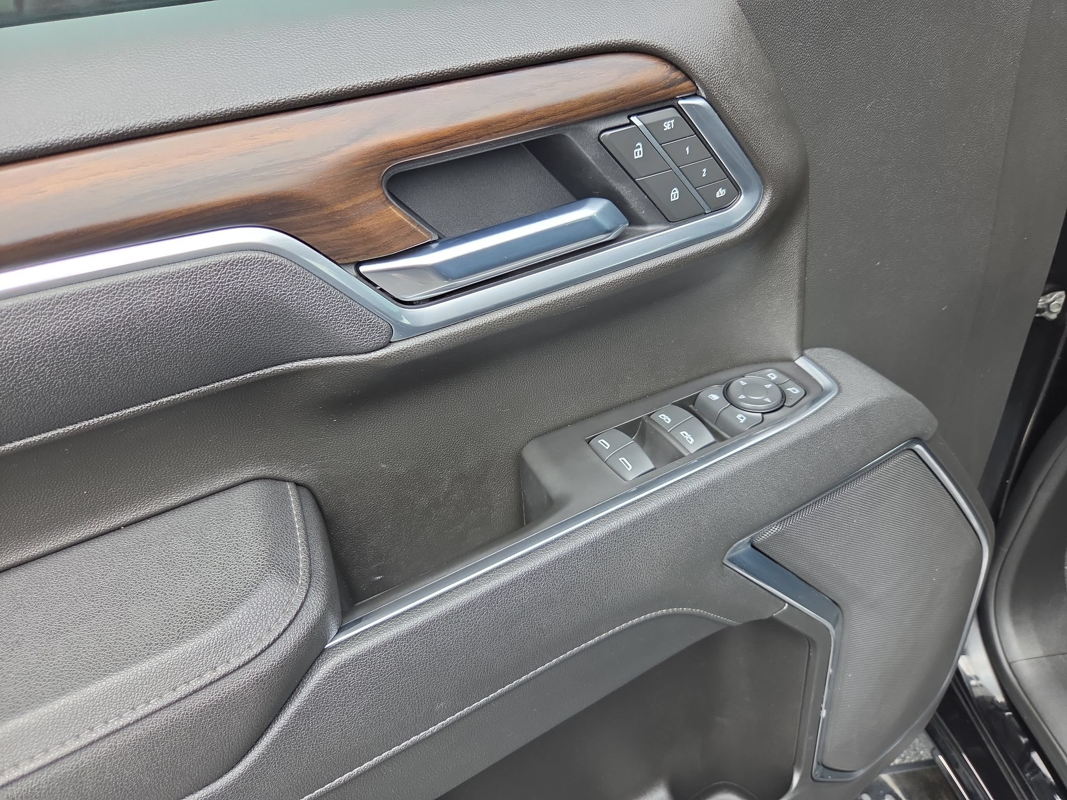 Used 2025 GMC Sierra 1500 SLT AWD/4WD image 11