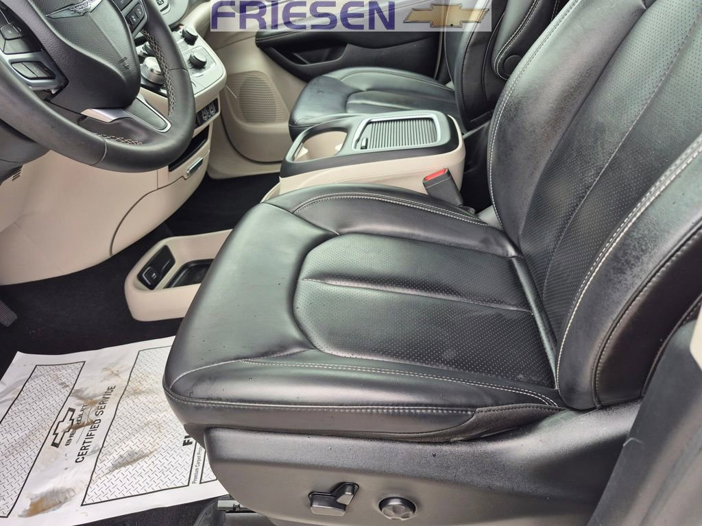 Used 2023 Chrysler Pacifica Touring-L image 13