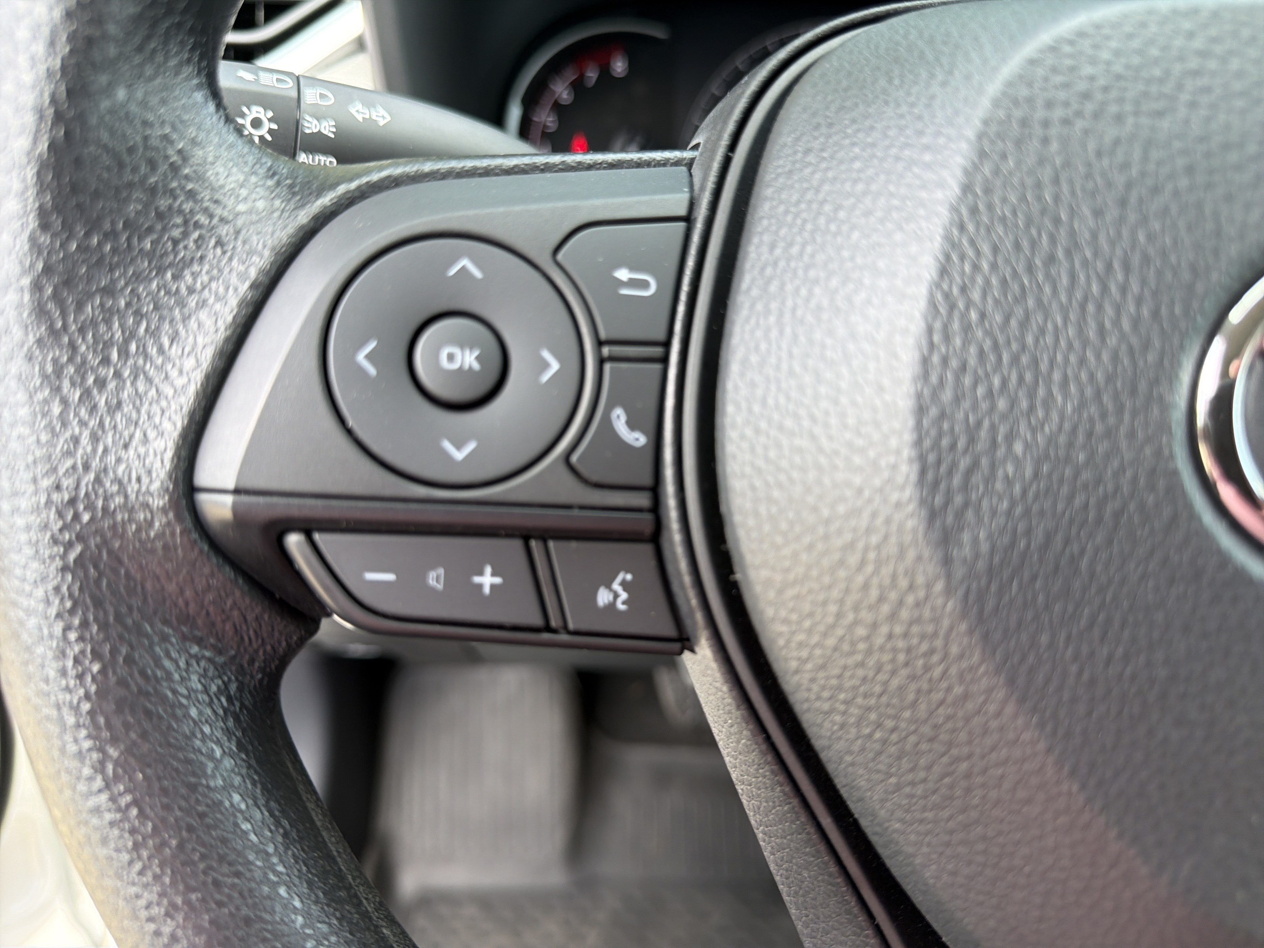 Used 2024 Toyota RAV4 XLE FWD image 23