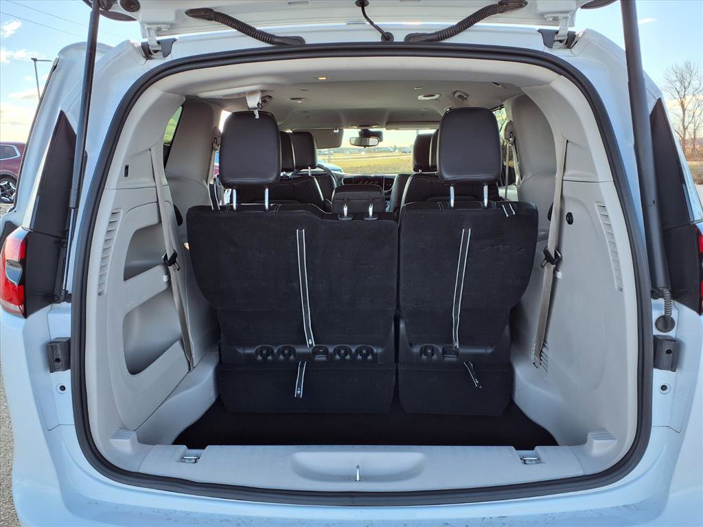 Used 2024 Chrysler Pacifica Touring-L image 27