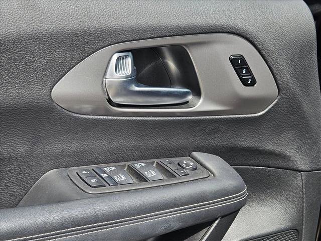 Used 2025 Chrysler Pacifica Select FWD image 11