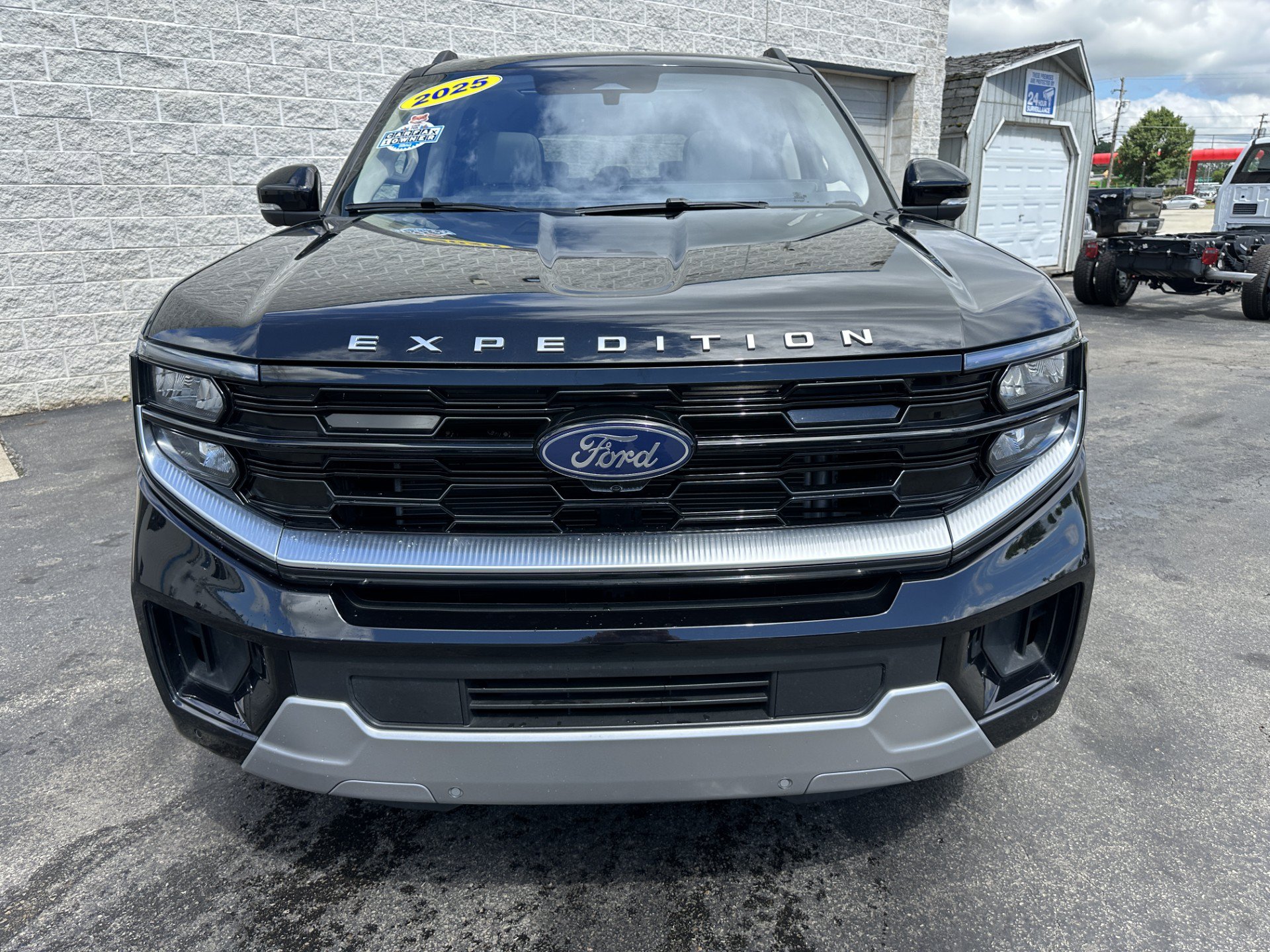 Used 2025 Ford Expedition Max Platinum AWD/4WD image 3