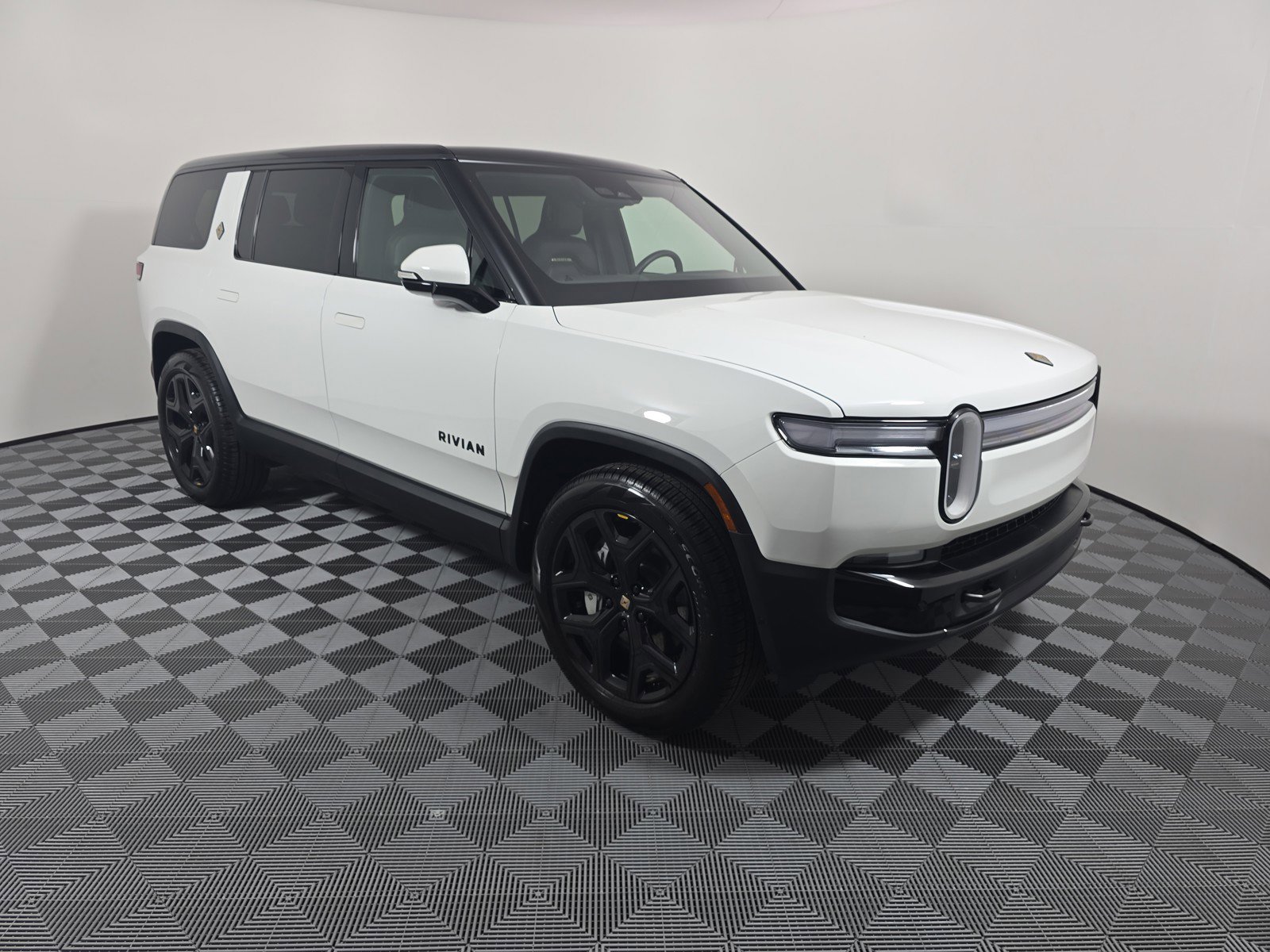 Used 2025 Rivian R1S Adventure AWD/4WD image 7