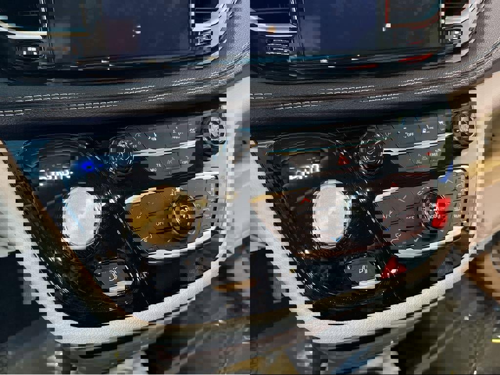 Used 2024 Chrysler Pacifica Touring-L image 23