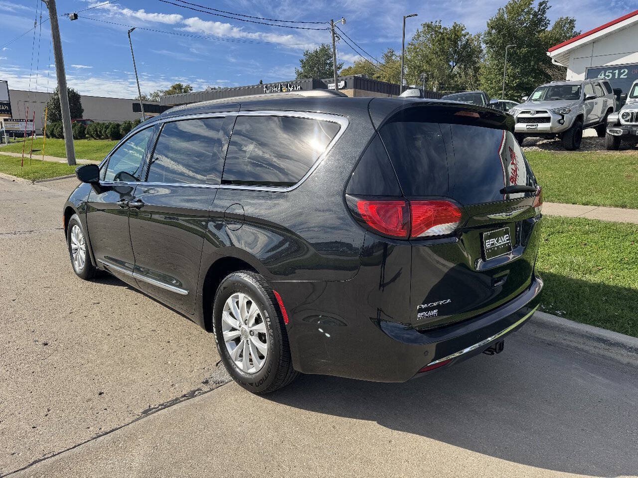 Used 2017 Chrysler Pacifica Touring-L FWD image 3