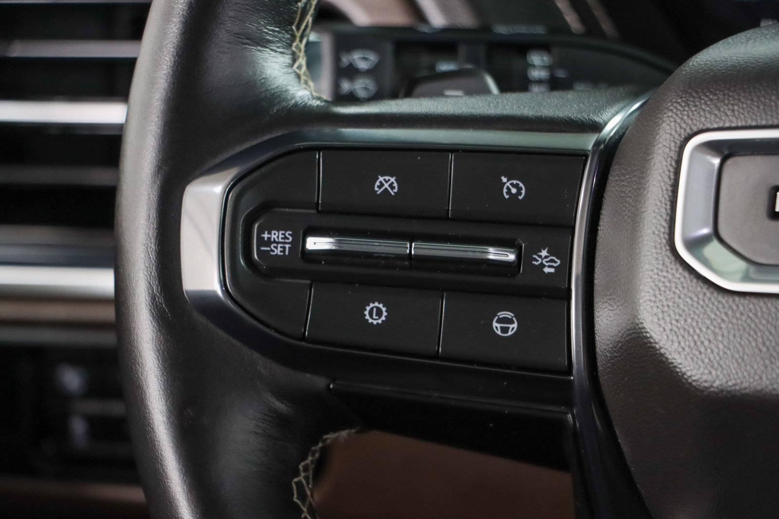Used 2025 GMC Yukon Denali Ultimate AWD/4WD image 15