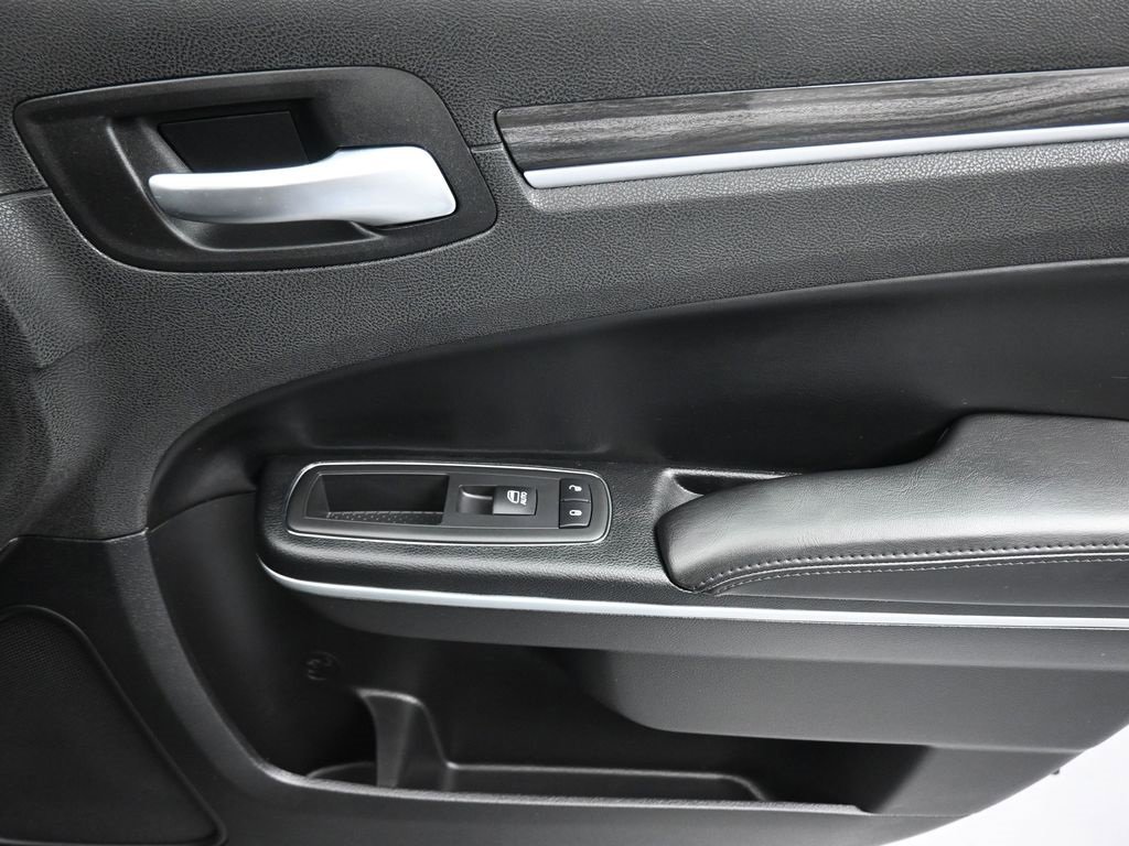 Used 2019 Chrysler 300 Touring w/ Sport Appearance Package image 39